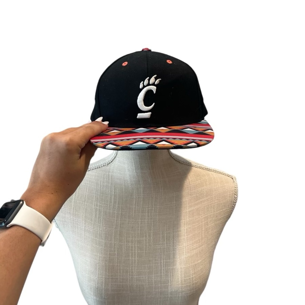 UNIVERSITY OF CINCINNATI SNAP BACK HAT 

NWOT

Worn once
